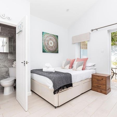 New, Stylish Studio Flat With Private Patio And Free On-Street Parking Check Out At 11Am Bournemouth Exterior foto